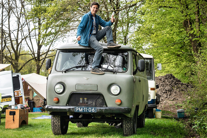 logo UAZ Bukhanka aanmodderaars Glenn op zijn UAZ Bukhanka