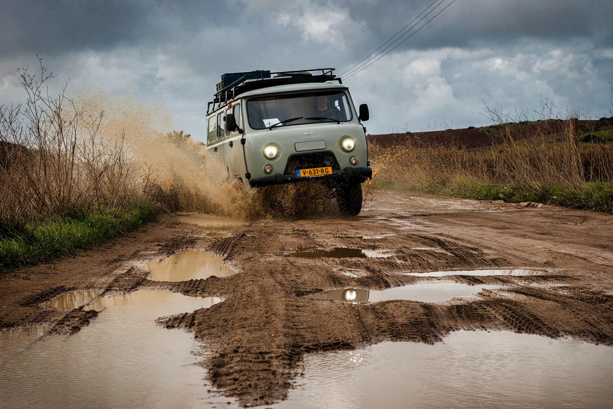 Met de UAZ Bukhanka door de plassen in Portugal