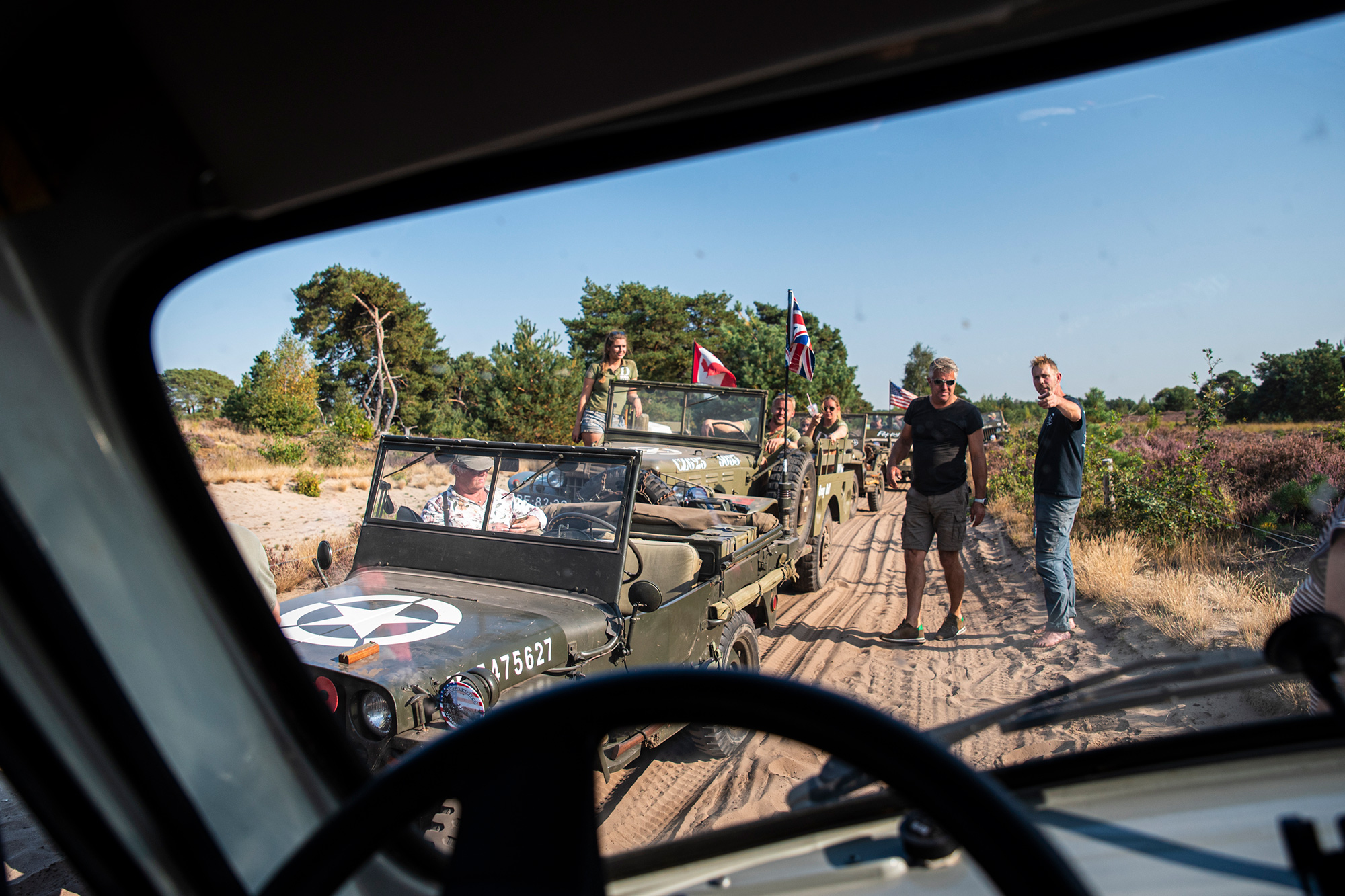 Tijdens de Aanmodderaarsmeeting in Leende komen de Russen de Amerikanen tegen