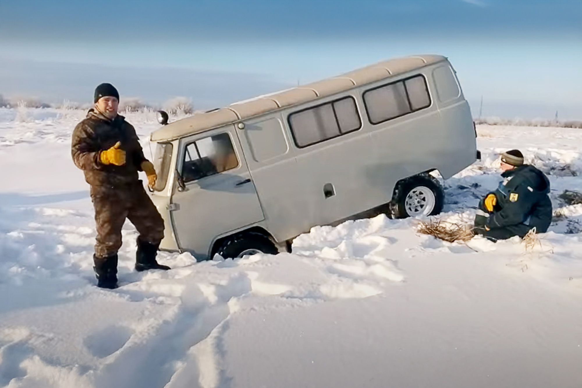 Een UAZ Bukhanka is door het ijs gezakt