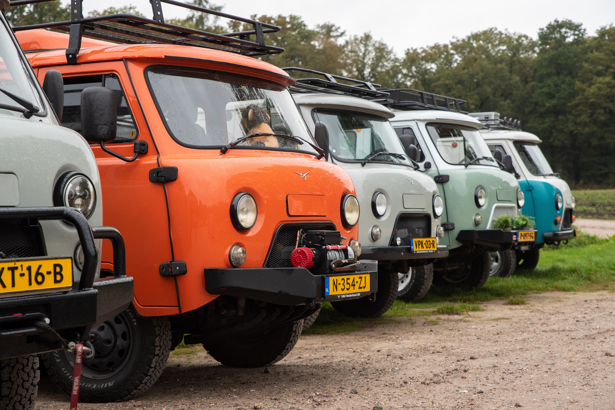 De UAZ Bukhanka in alle kleuren en uitvoeringen tijdens de Aanmodderaars meeting in Molenschot
