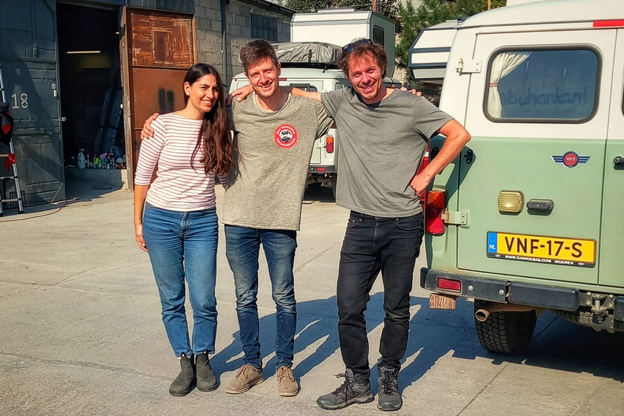 Joris van Overlando Campers bij zijn garage in Tbilisi, Georgië