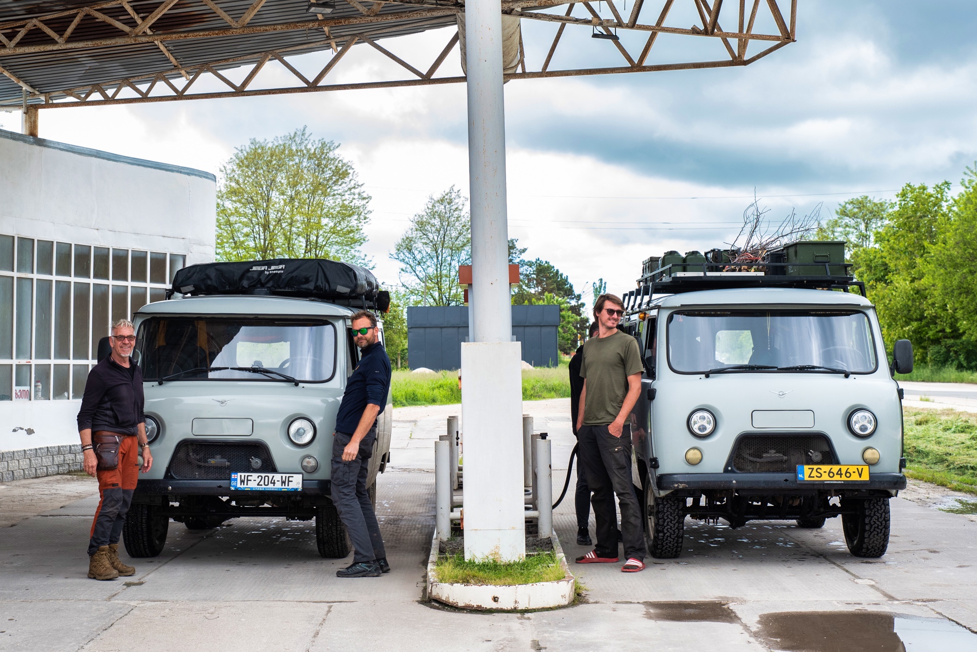 tanken bij een tankstation met de uaz bukhanka bus