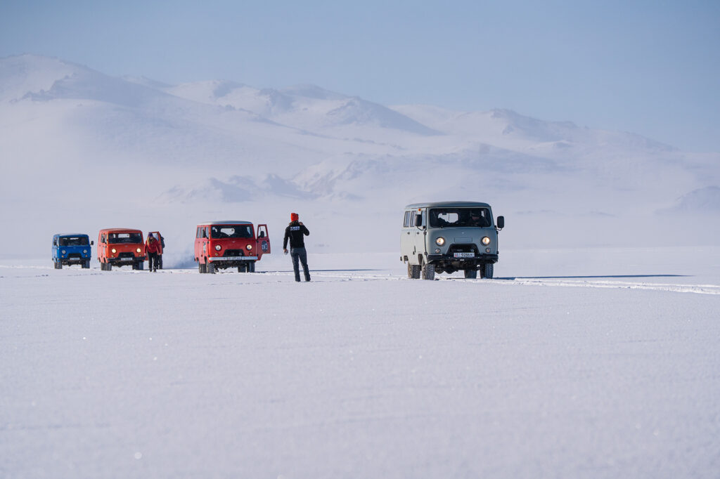 uaz bukhanka aanmodderaars roadtrip met de verdwaalde jongens in kirgizië