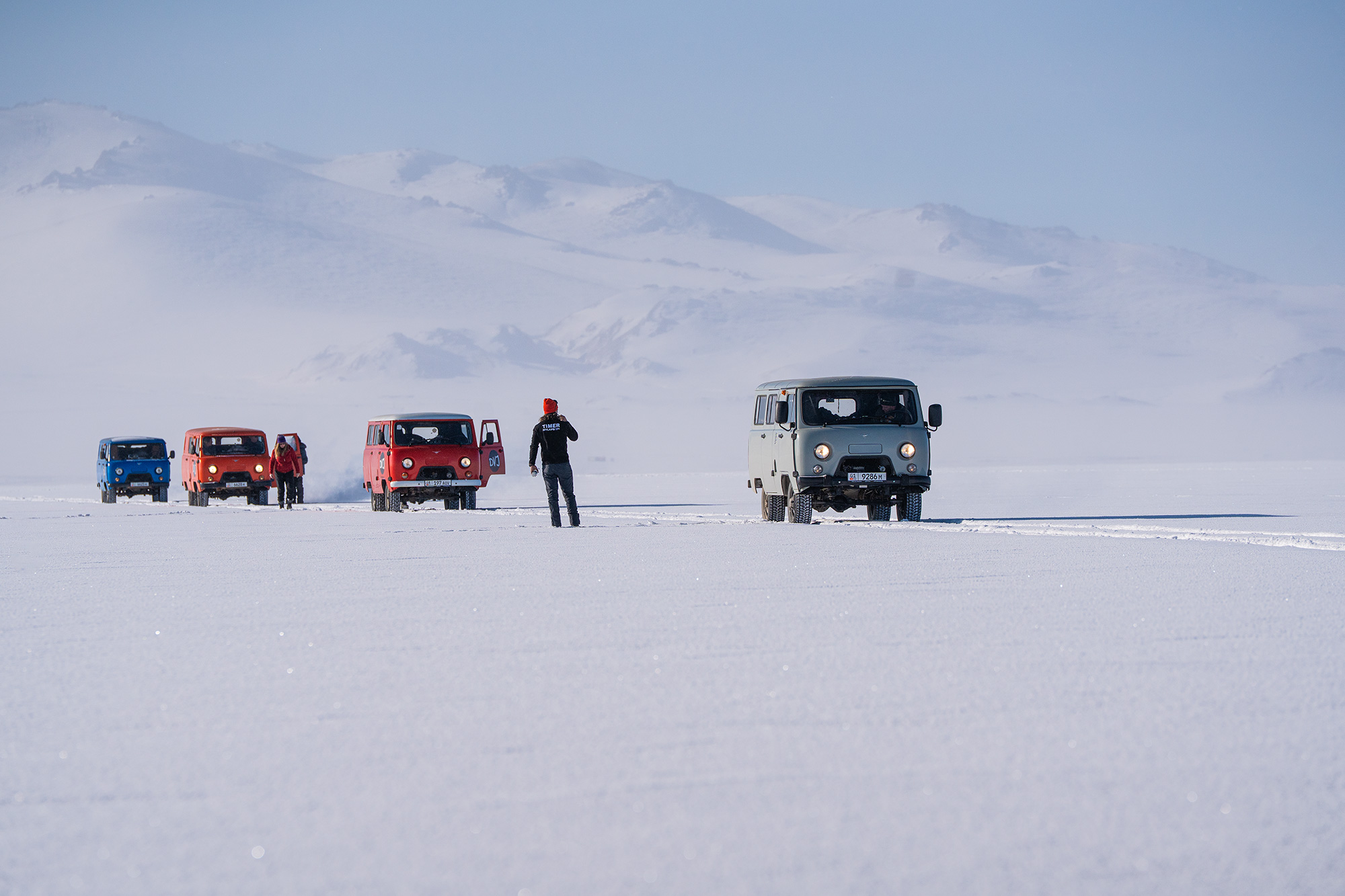 uaz bukhanka aanmodderaars roadtrip met de verdwaalde jongens in kirgizië