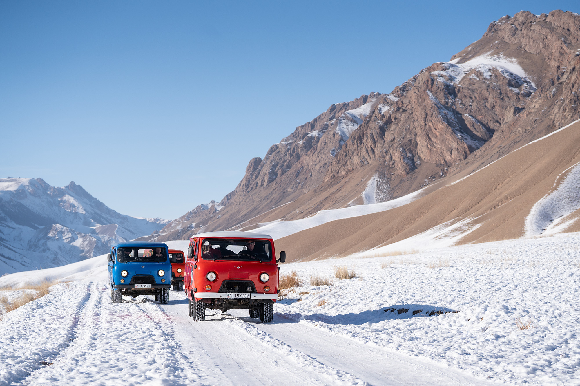 uaz bukhanka aanmodderaars roadtrip met de verdwaalde jongens in kirgizië