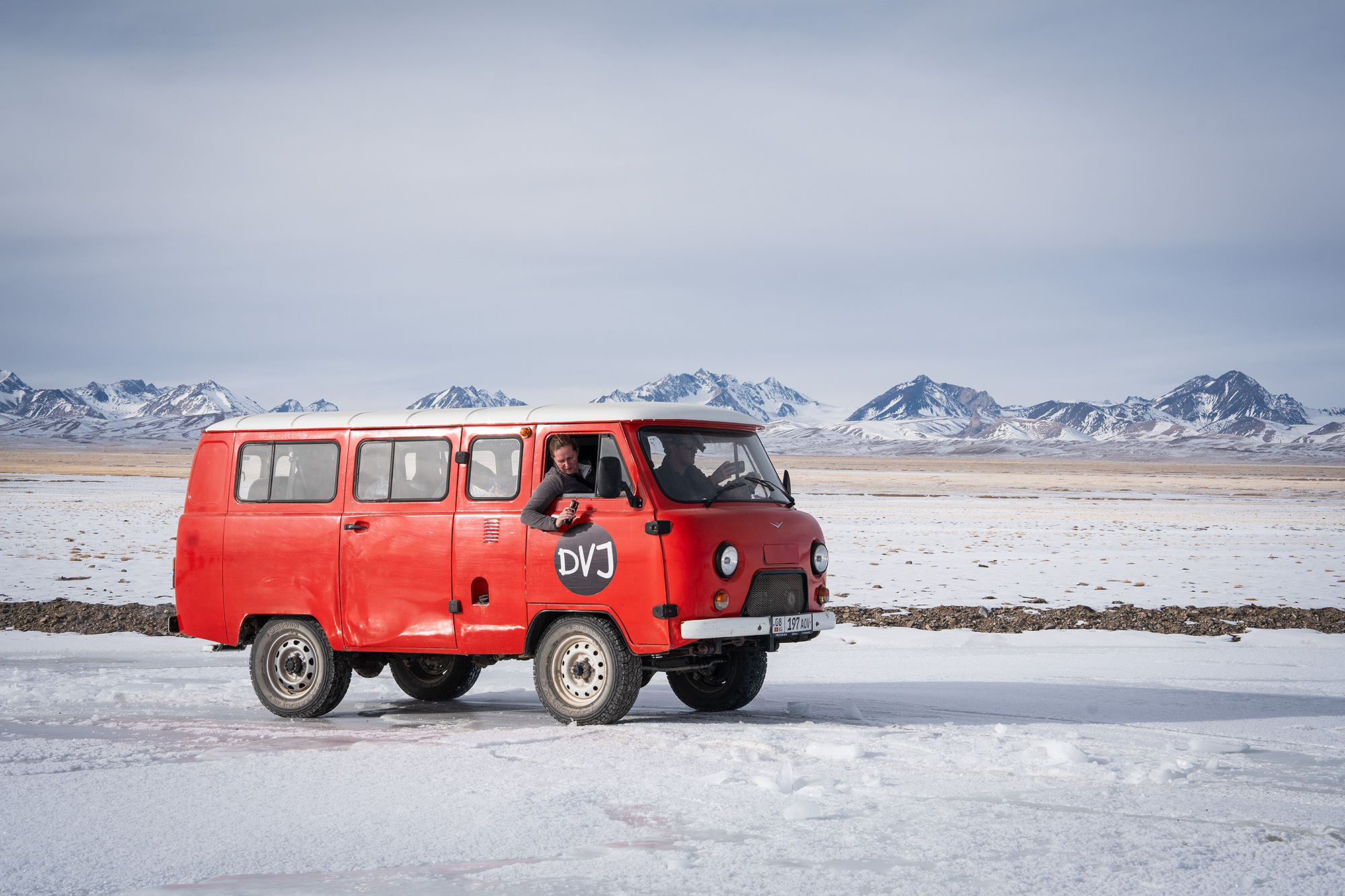 uaz bukhanka aanmodderaars roadtrip met de verdwaalde jongens in kirgizië
