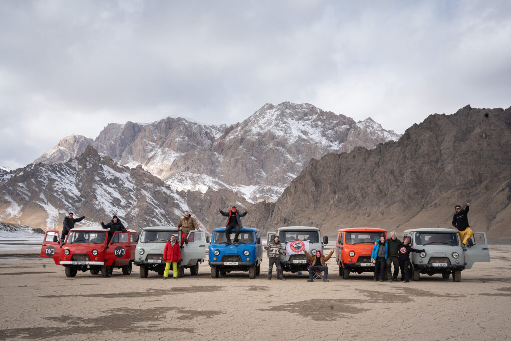 uaz bukhanka aanmodderaars roadtrip met de verdwaalde jongens in kirgizië