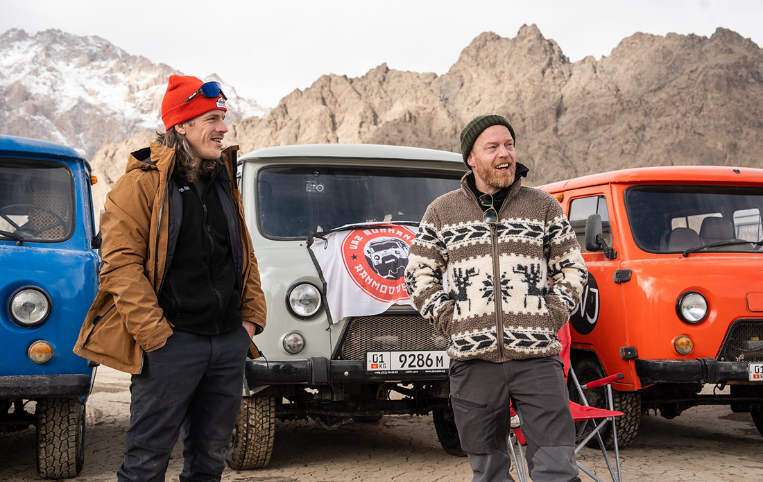 uaz bukhanka aanmodderaars roadtrip met de verdwaalde jongens in kirgizië