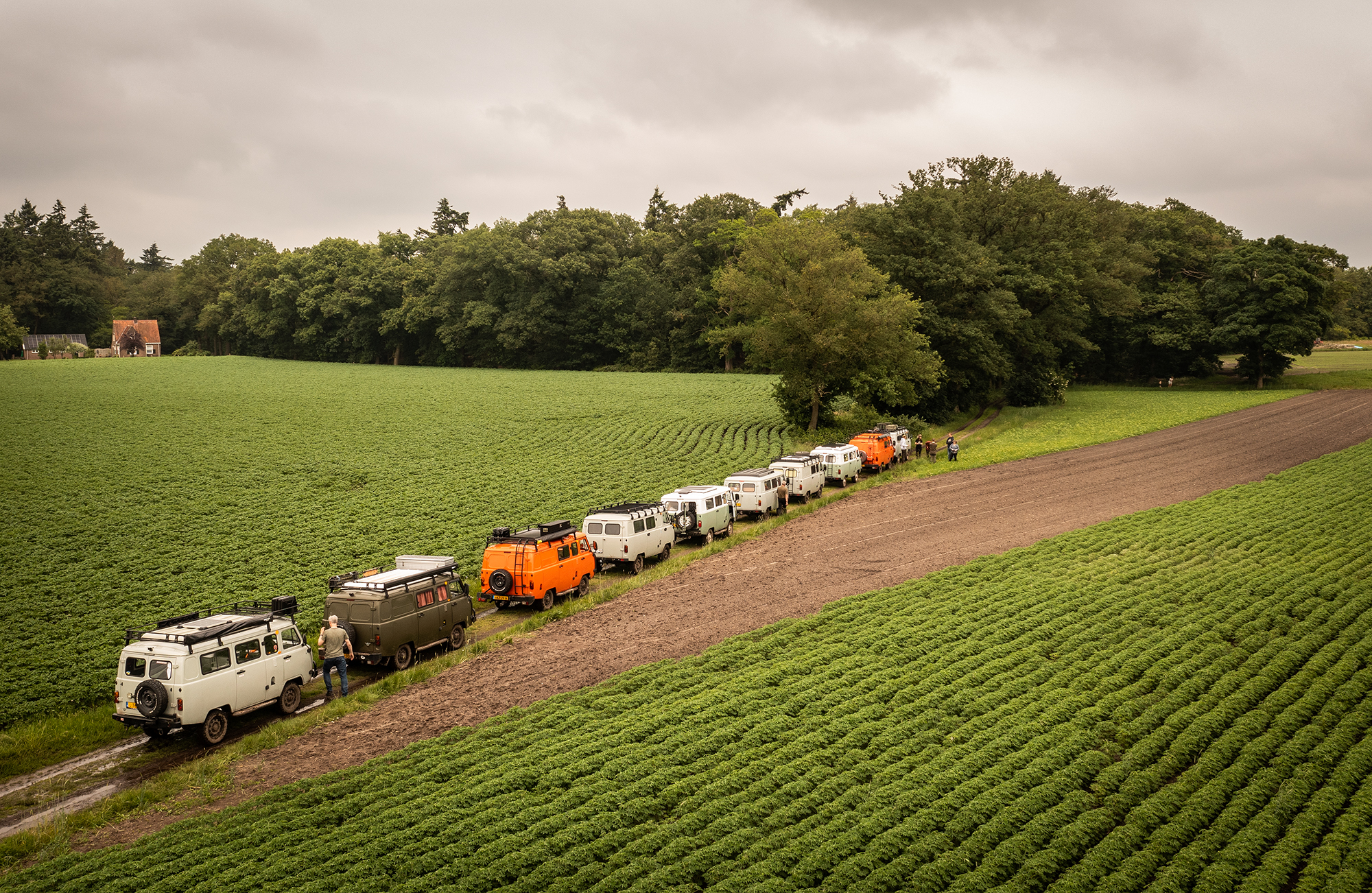 uaz bukhanka aanmodderaars busje en camper tijdens een meeting
