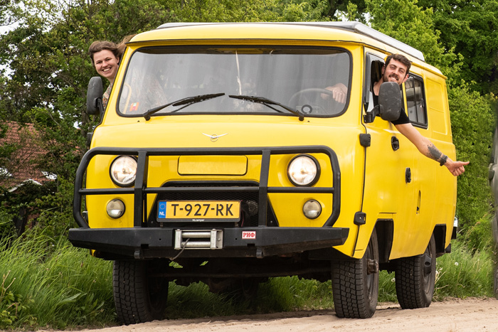 UAZ Bukhanka Aanmodderaars gele bus